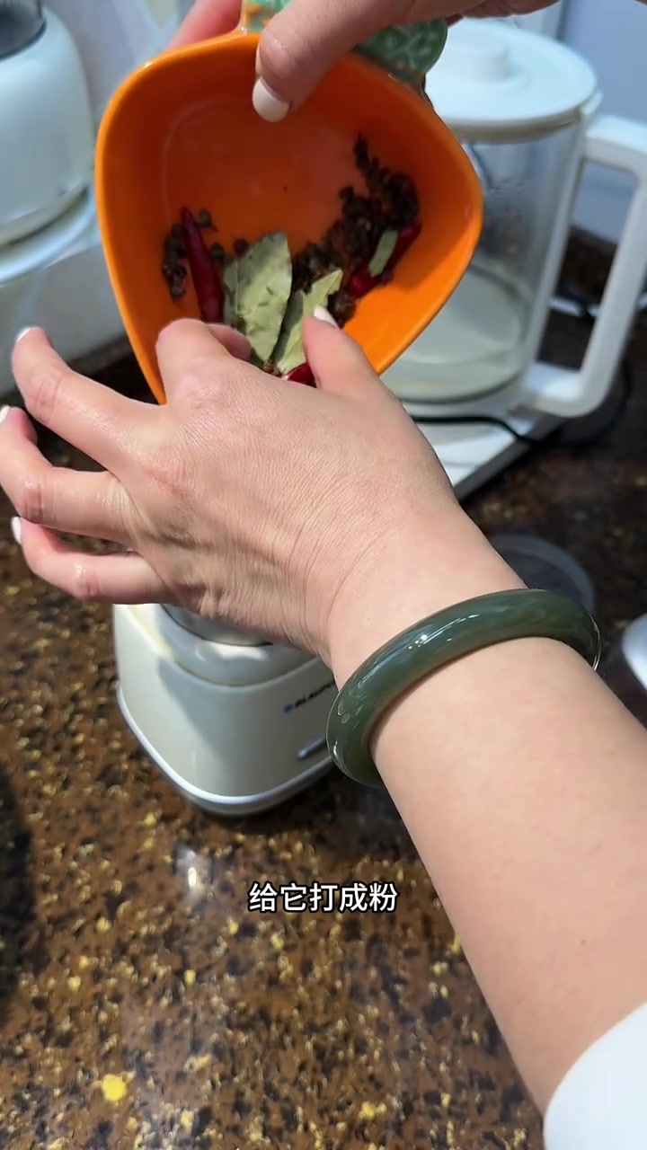 假期来我们唐山玩的小伙伴们，别忘记吃我们这边很有名的麻辣鸡块，这可是除了唐山别处吃不到的美