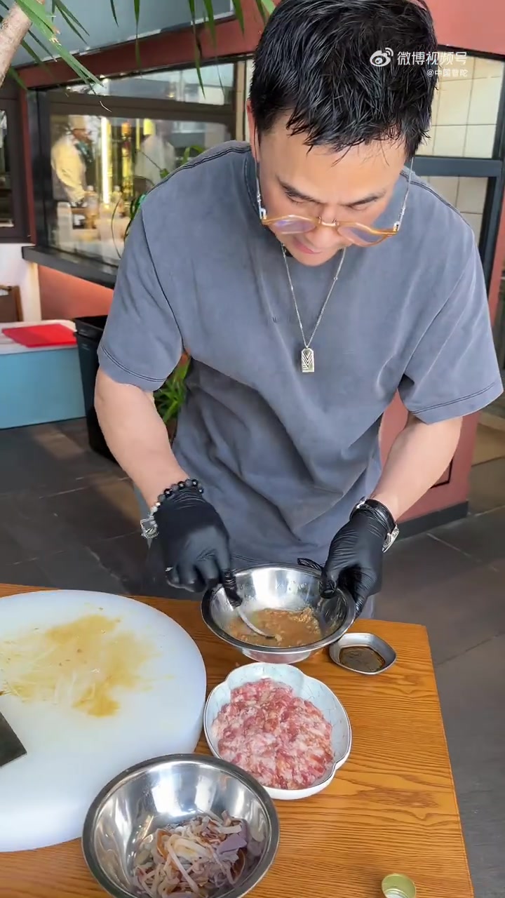 舟山老菜里的新意烟火|一口蒸肉饼,接住代代相传的鲜  老底子舟山味道总藏在烟火蒸腾处,这道