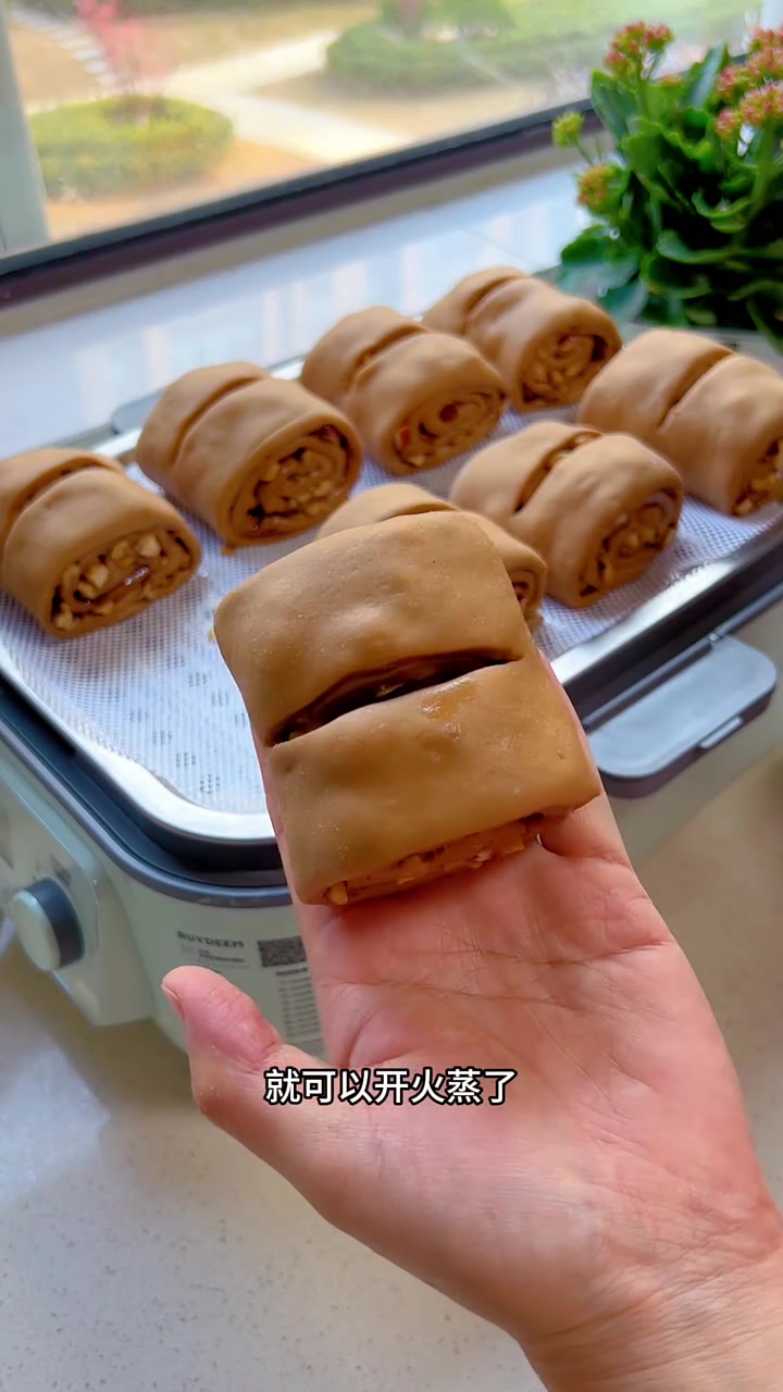 周六早餐有红糖馒头、西红柿鸡蛋汤和脆皮肠
