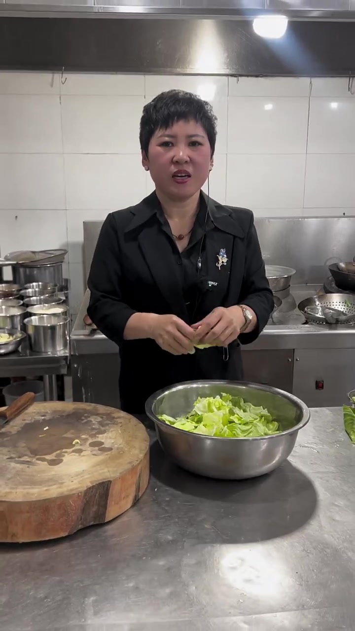 眼睛姐教你酱爆手撕杨白菜,超简单好吃!