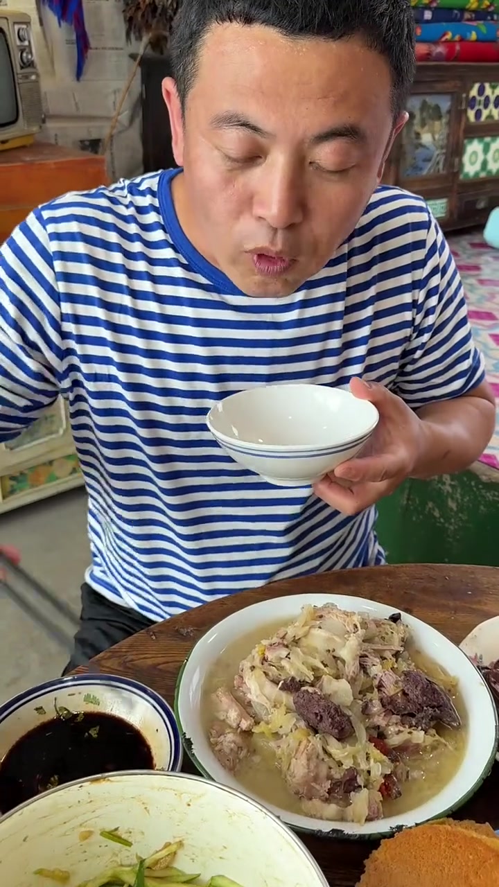 东北杀猪烩菜教程，大饼子配酸菜嘎嘎香！