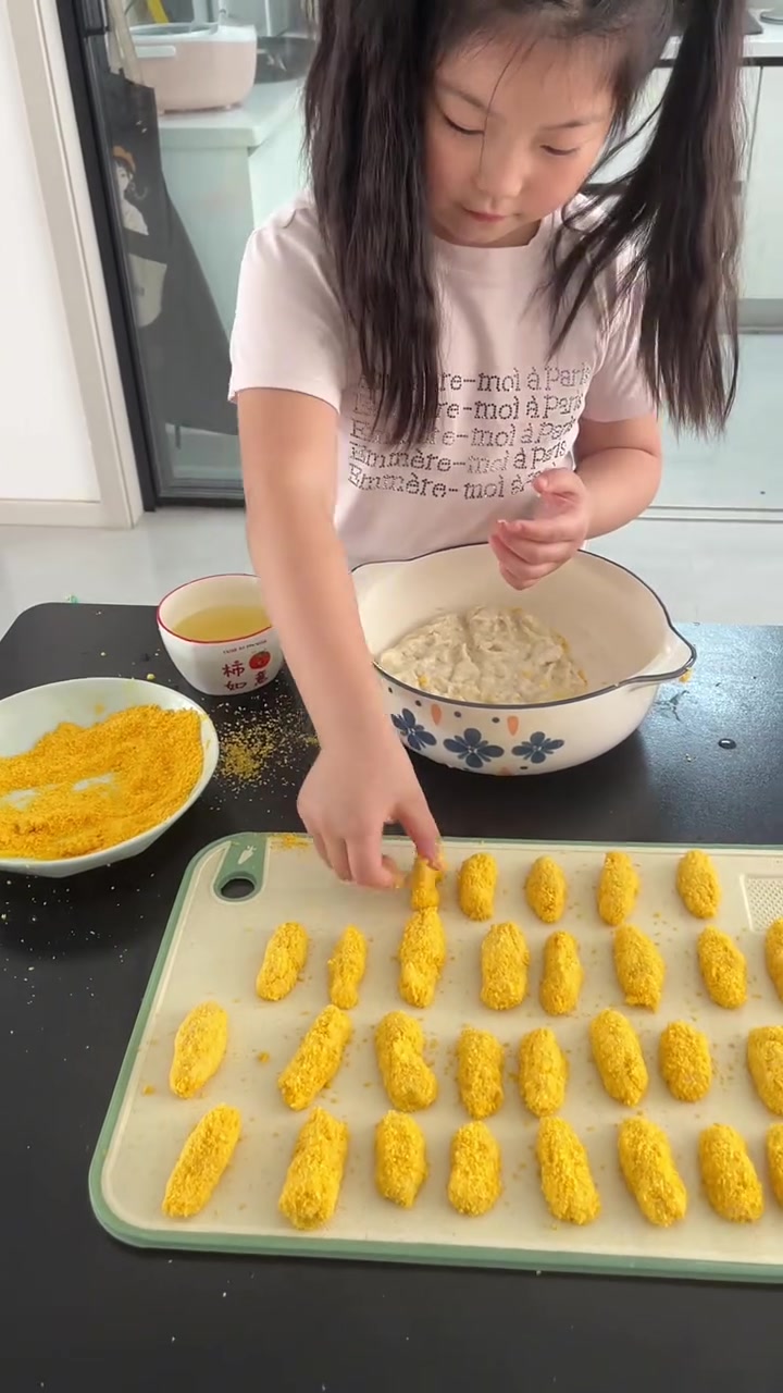 闺女用吃不完的剩米饭做了红糖糍粑,这回米饭吃不完再也不怕浪费了,又软又糯又甜,喜欢吃的可以