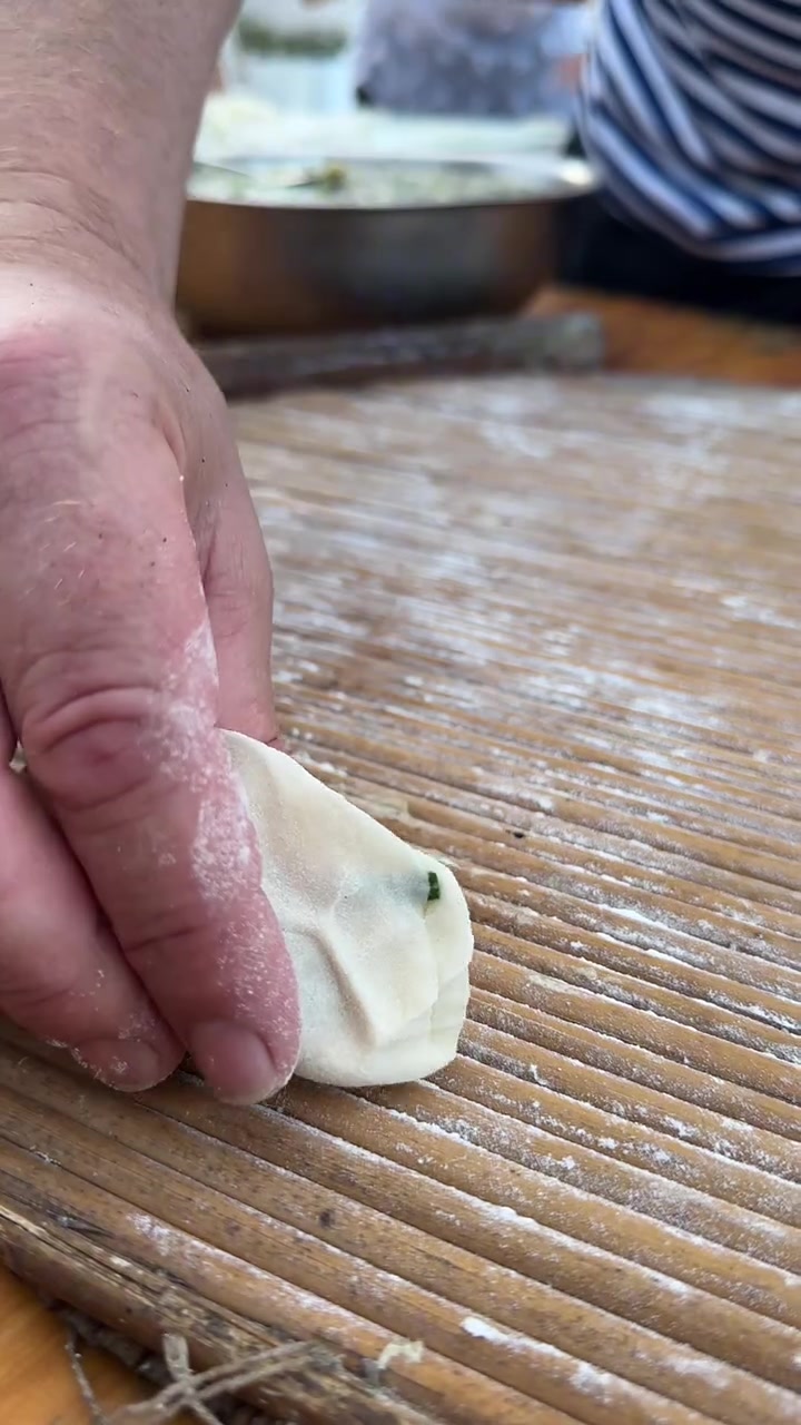 好客山东欢迎您！美国雷哥在日照海滩免费送日照特色鲅鱼水饺！透鲜，喷香！
