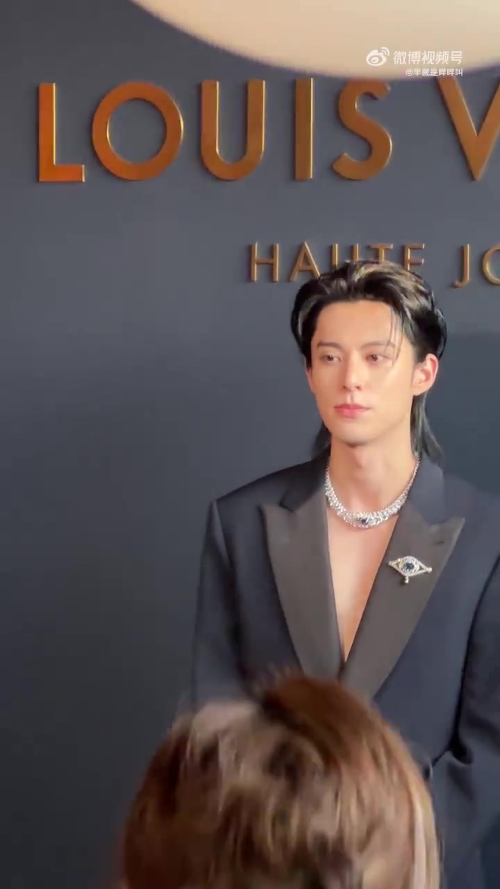 王鹤棣亮相LV成都晚宴
