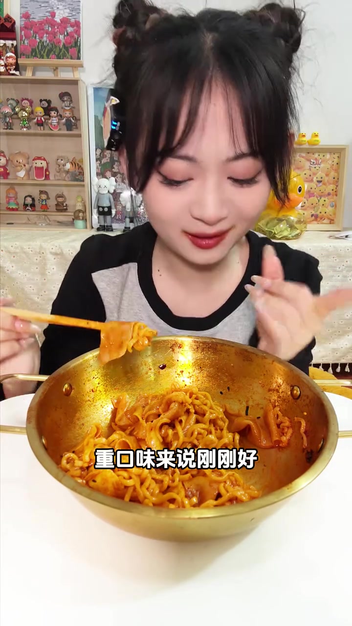 夜宵神仙CP诞生！火鸡面+阿宽，谁吃谁爱！