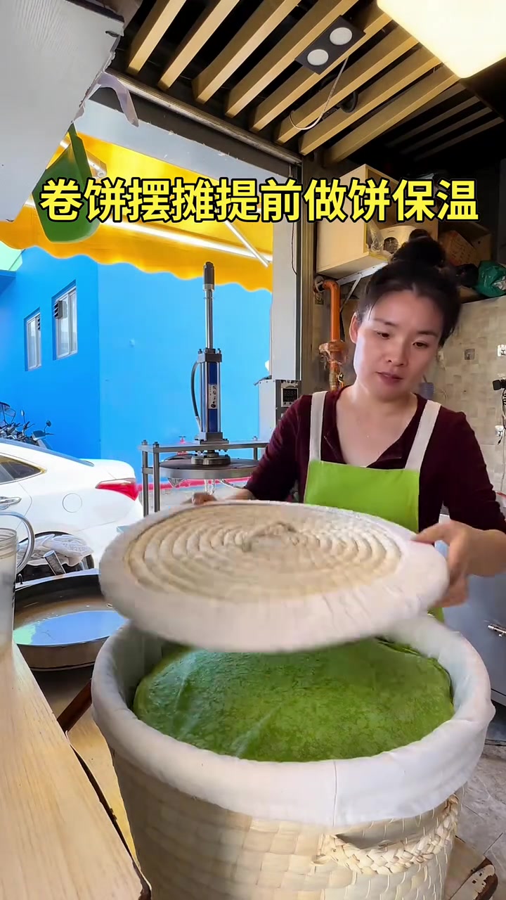 卷饼摆摊:在家用压饼机提前压饼,保温框保温出摊
