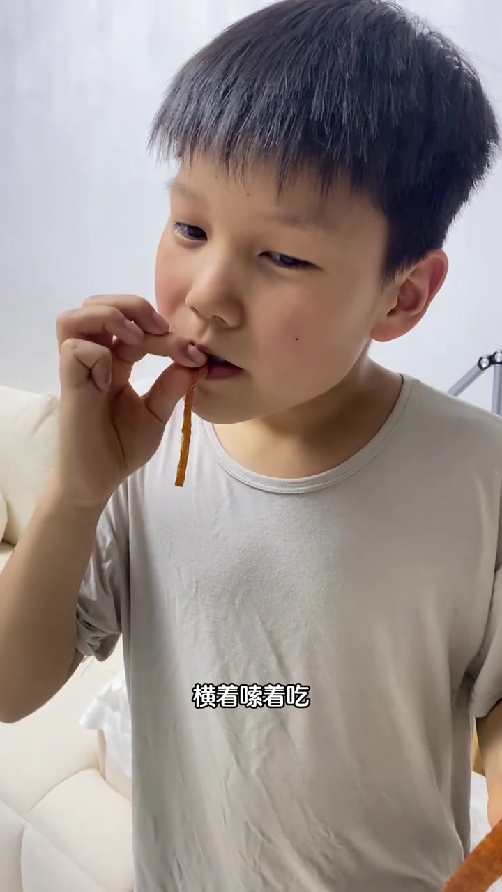 尝学校门口小卖部超火唐僧肉辣条，啥味？
