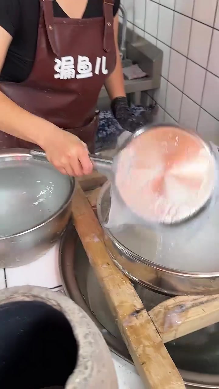 集市超火粉鱼店制作过程晶莹剔透超有食欲