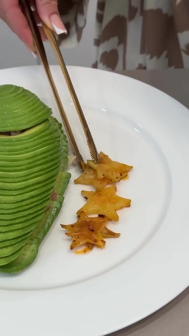 大自然是最好的糕点店。如何解释这个完美的几何果实，它自己切成星星？但这还不是全部：在亚洲，