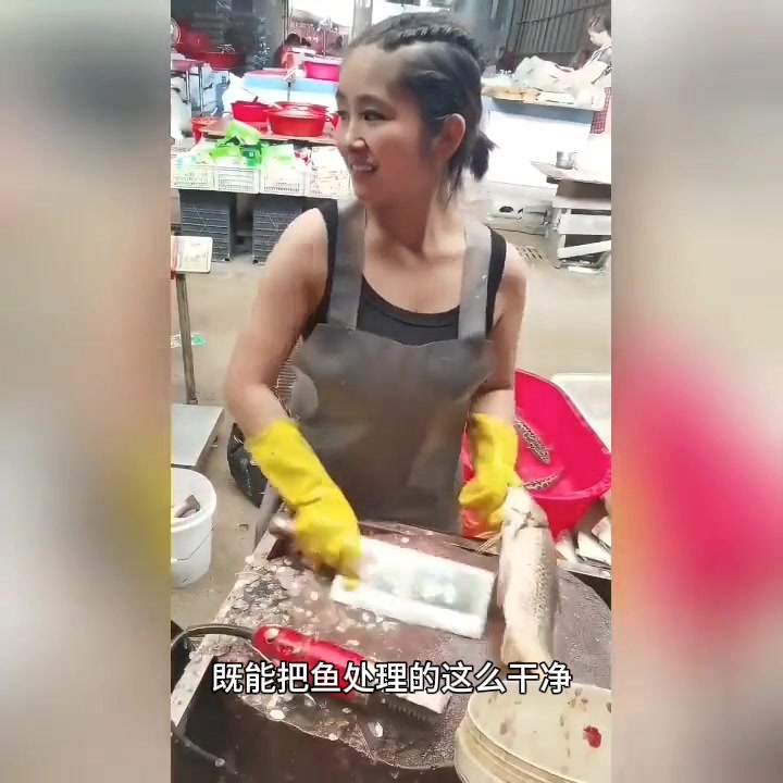 小美女杀鱼技术真是非常高超唉!