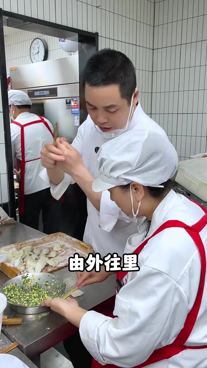 现场开展包饺子教学活动