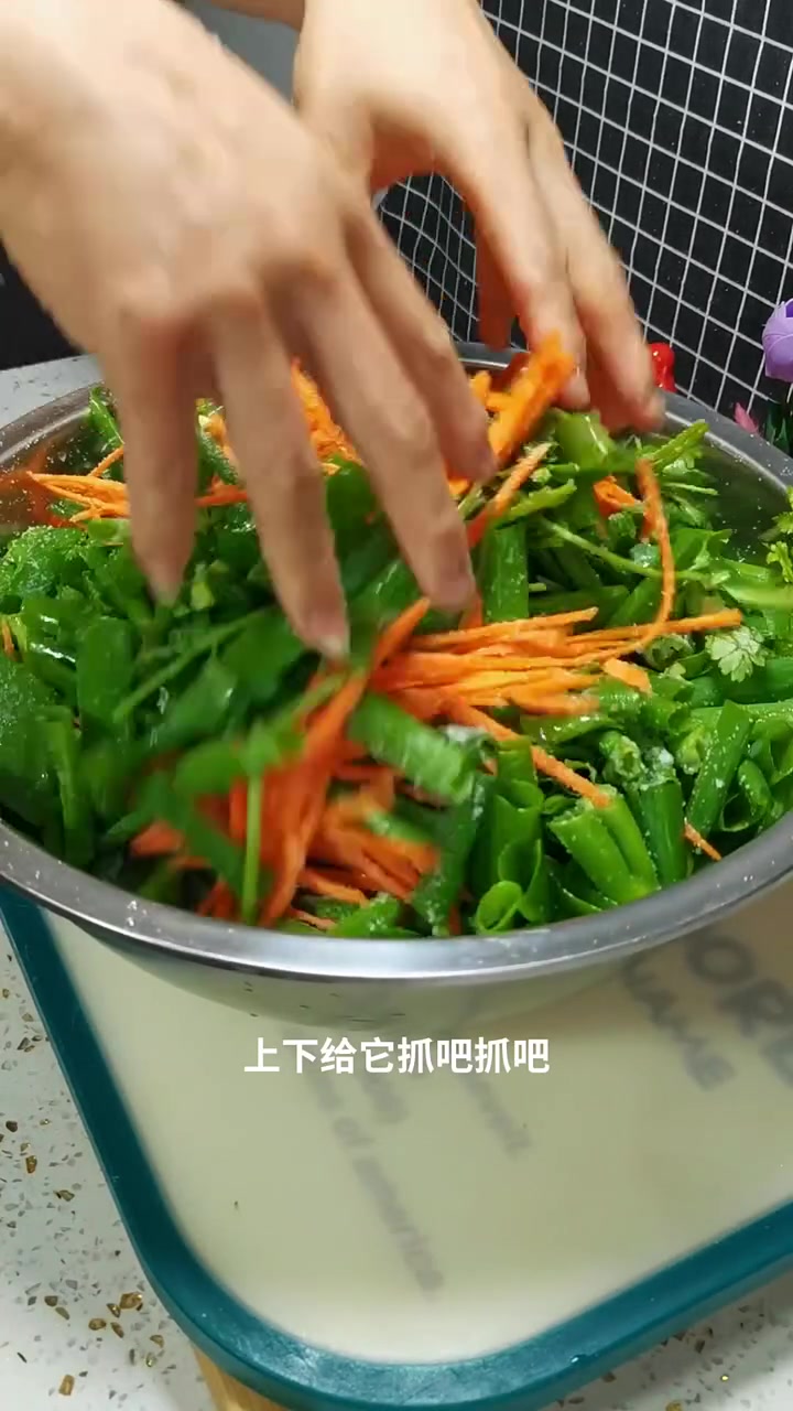 超简单家常小咸菜做法，清香爽口快来试试！