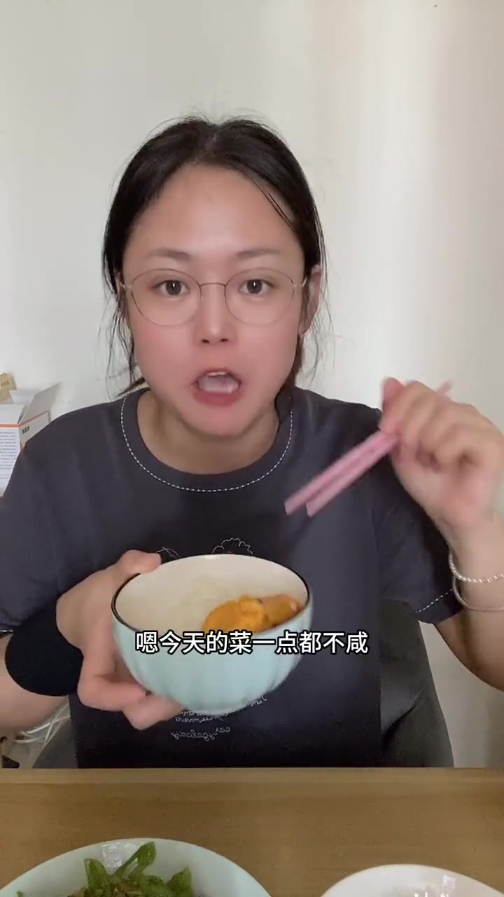 西葫芦青椒炒肉丝,番茄炒鸡蛋,简简单单又一餐