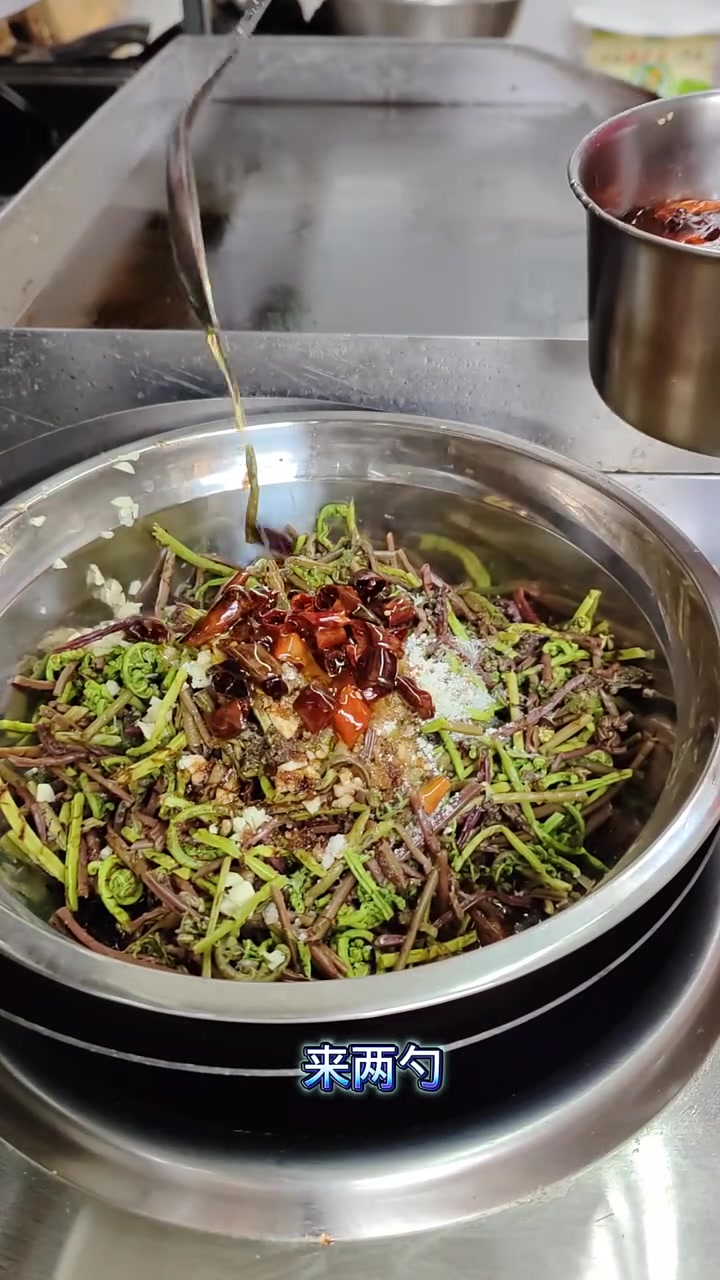 猫爪菜也是蕨菜类的一种，大自然的馈赠，美味，具有超多营养价值，应该大多数人都没吃过。记得点