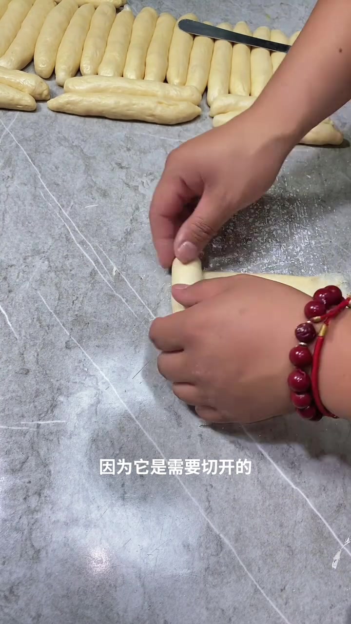 面包粉500克低筋粉100克，盐6克，酵母10克，面包改良剂5克，蜂蜜100克(也可放10