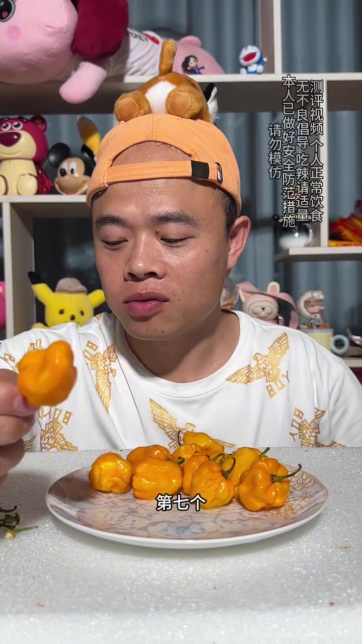 肌肉哥拿捏海南黄灯笼辣椒，居然也会流眼泪，这究竟辣还是不辣？