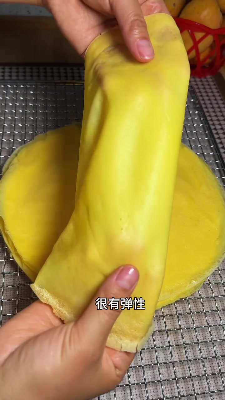 不用烤箱、不会失败的蛋糕！家里有平底锅就能做的芒果千层蛋糕～