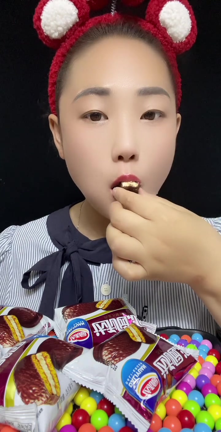 达利园巧克力涂层夹生饼干一口下去超满足