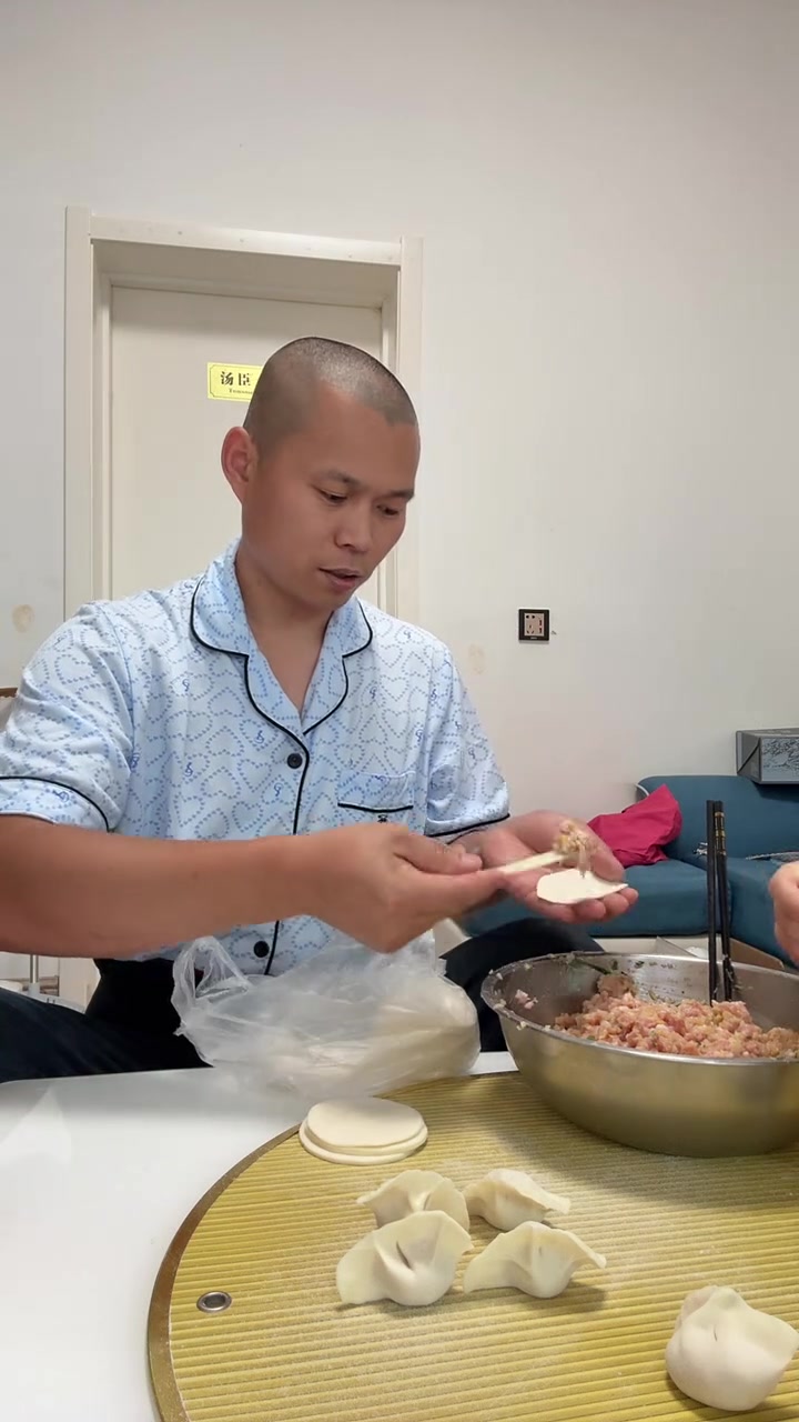 包饺子全过程!调馅包法煮法超详细,香迷糊啦!