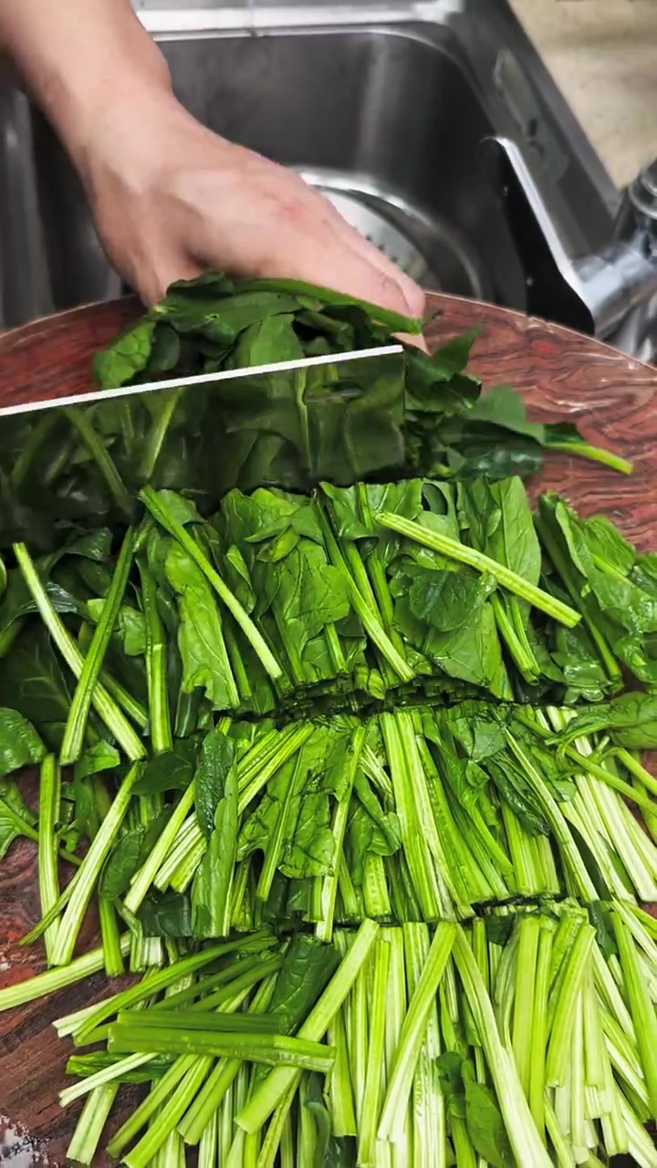 菠菜炒粉这样做,菠菜不出汤粉条不坨做法简单超好吃