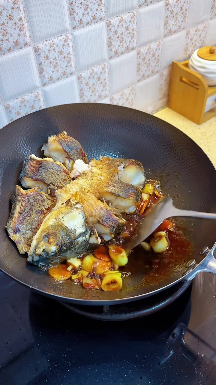 炖鱼泡饼,吸了鱼汤的饼一口下去,就是幸福的味道,保证吃一次就会爱上,太香啦