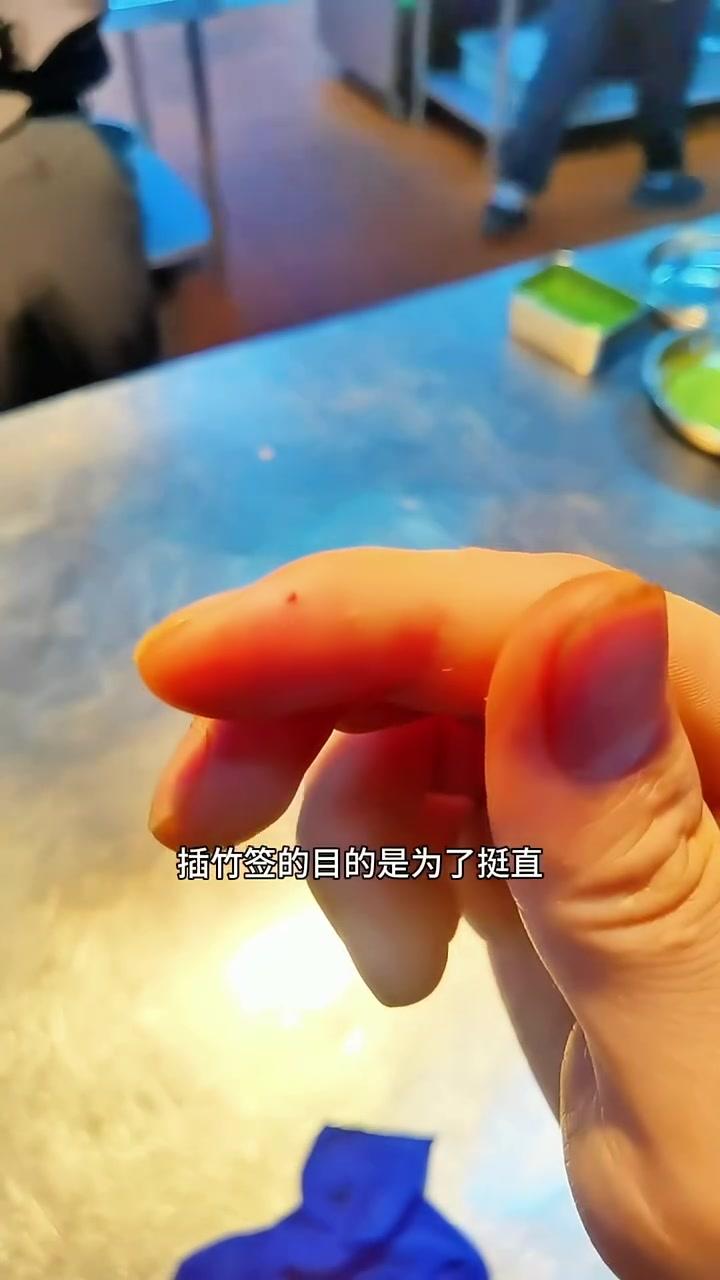 椒盐富贵虾,我都不敢说它叫什么虾了,长相武装到牙齿,平生最爱细热油澡,满足它