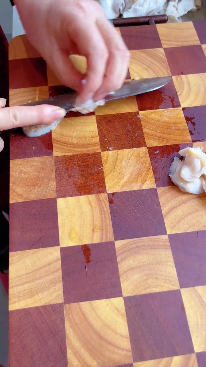 鲍鱼不要总是炖起来吃了,试试这样切成片,然后做葱油吃,味道是非常鲜嫩的一道菜,配饭下酒都很