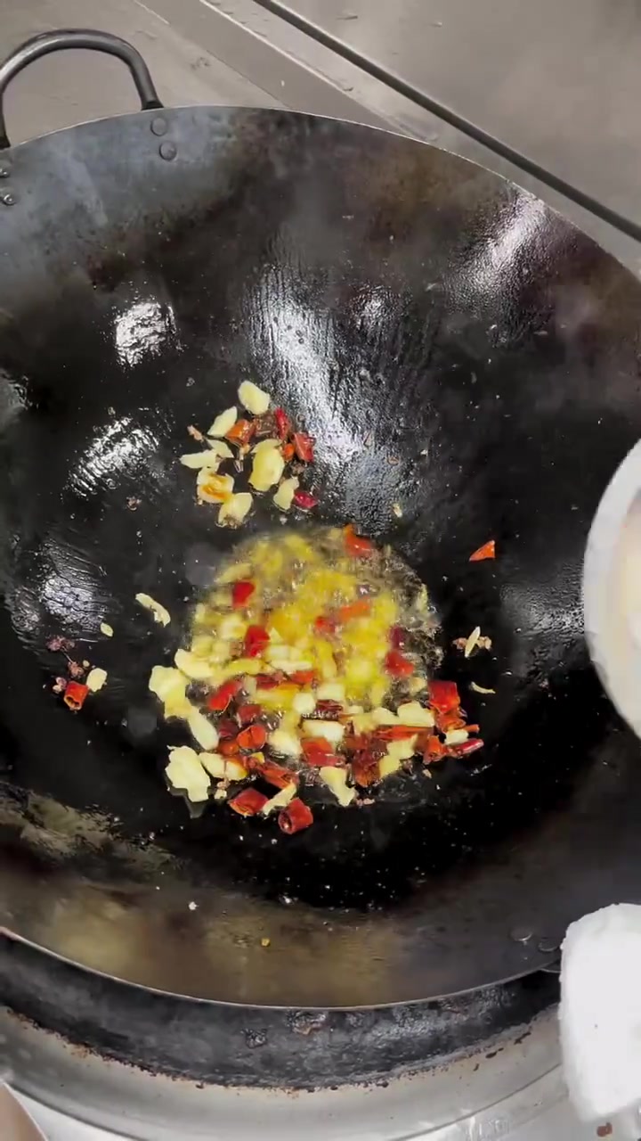 鲜香滑嫩的辣炒猪血它来咯!每一口都吸收了饱满的汤汁嘎嘎好吃