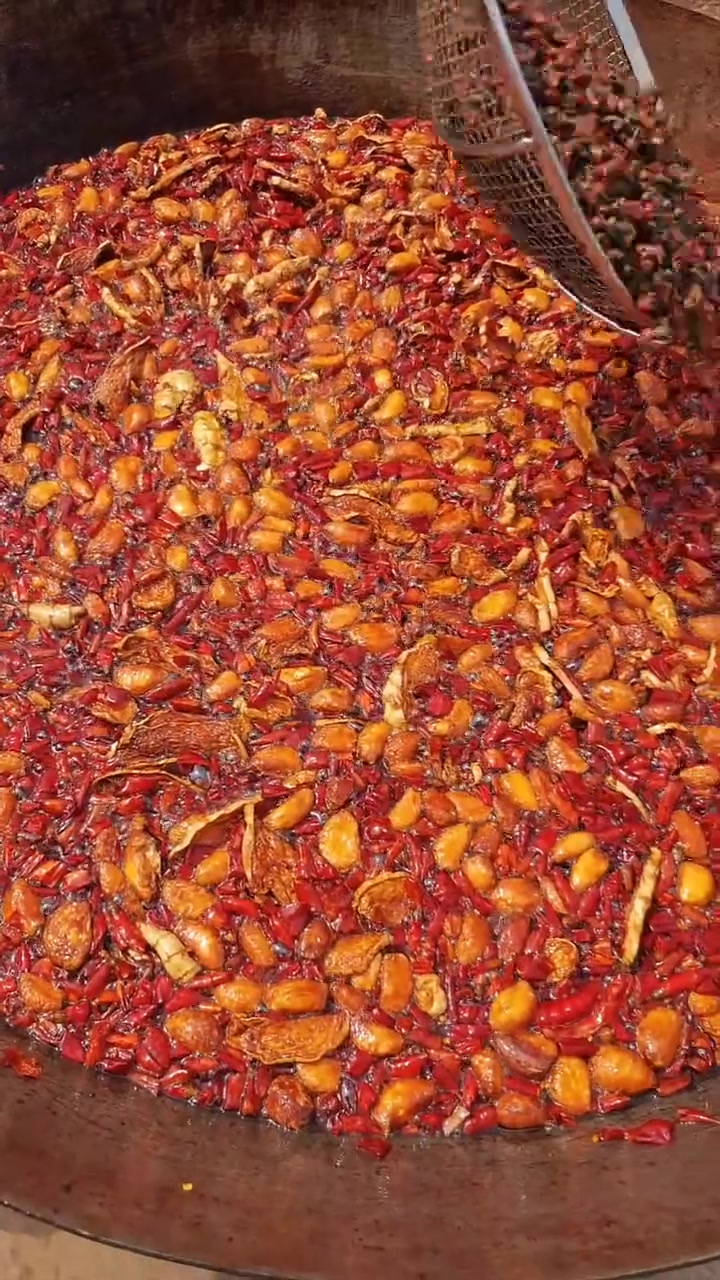 串串香麻辣烫就是这样炒制底料的，师傅说一定要用大锅才能一次炒这么多底料