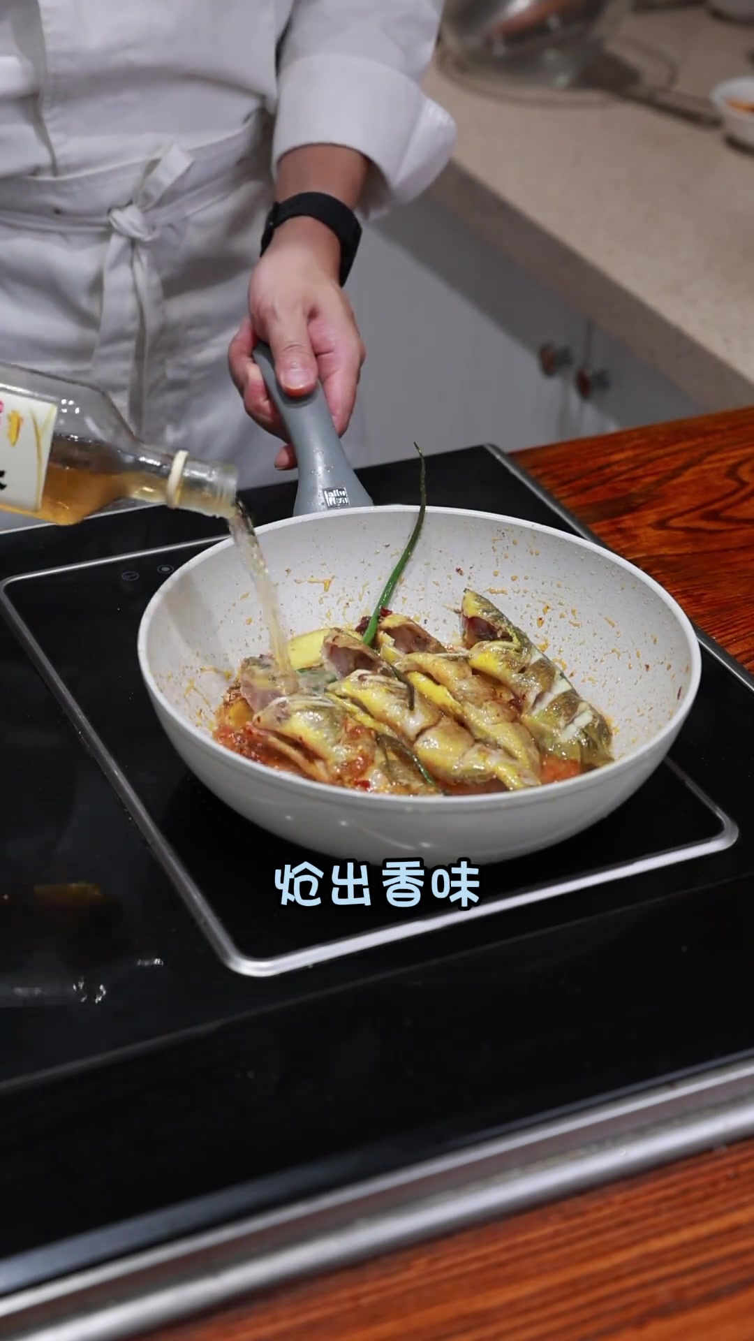 复刻童年味，昂刺鱼炖老豆腐，灶台藏温暖