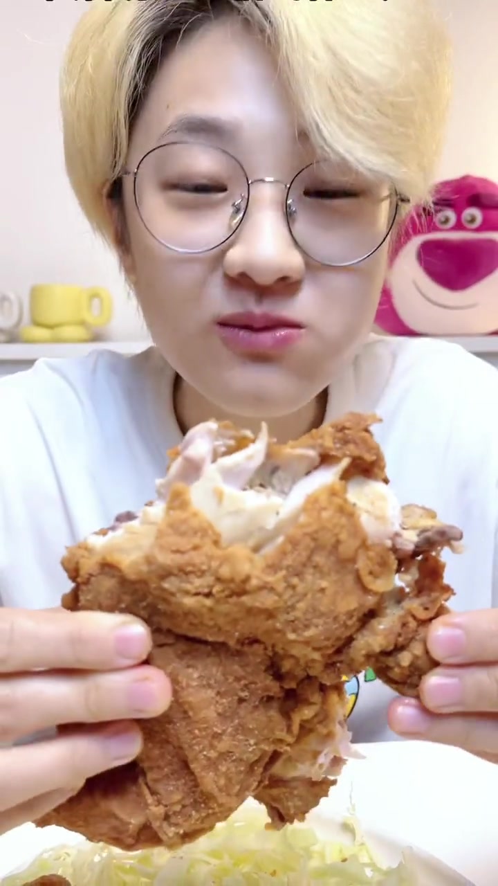 看这个视频,下次吃炸鸡就知道咋吃啦!