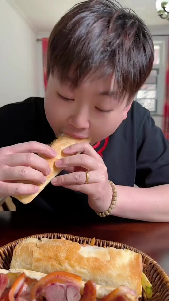 家庭版的牛肉火烧,不用刷油,不用烙,直接烤制5分钟即可,方便简单,家家必备