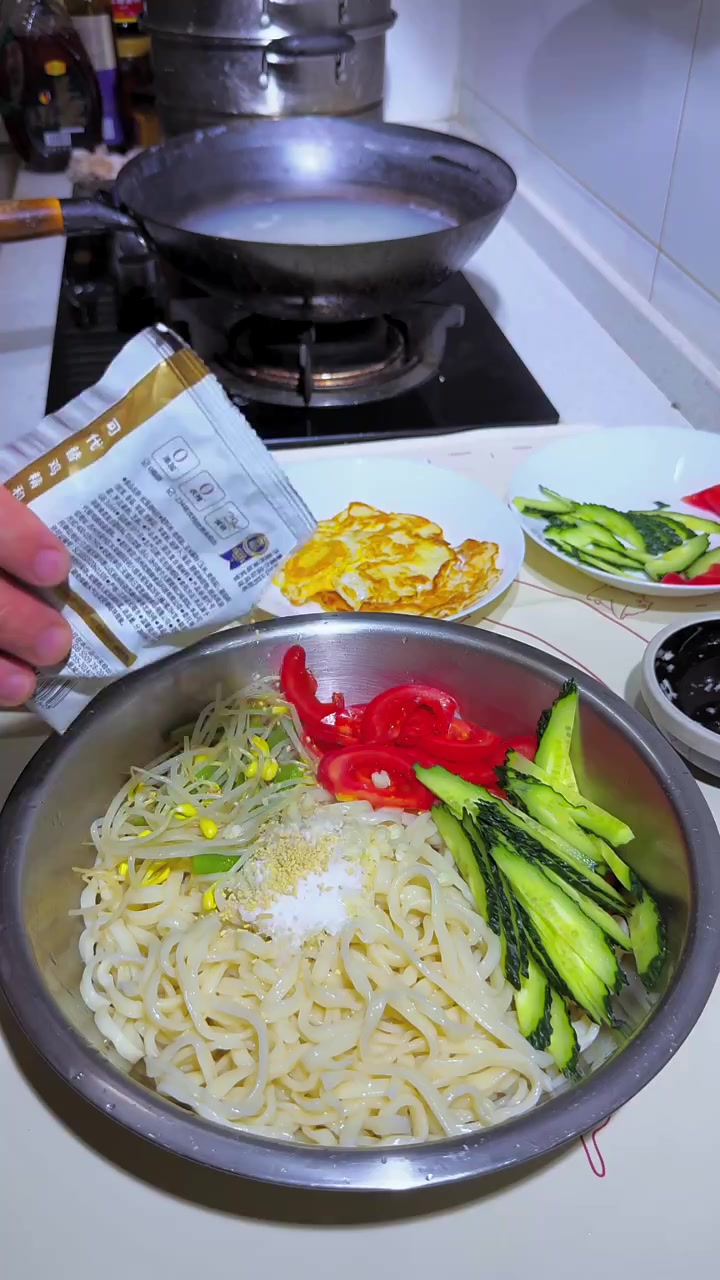 今日在家做陕西凉拌面,酸辣筋道配菜香