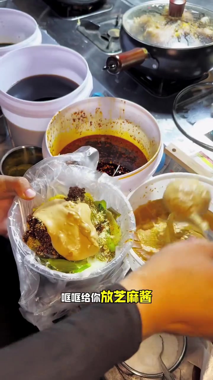 地摊麻辣烫豌豆面，吃一顿真香啊