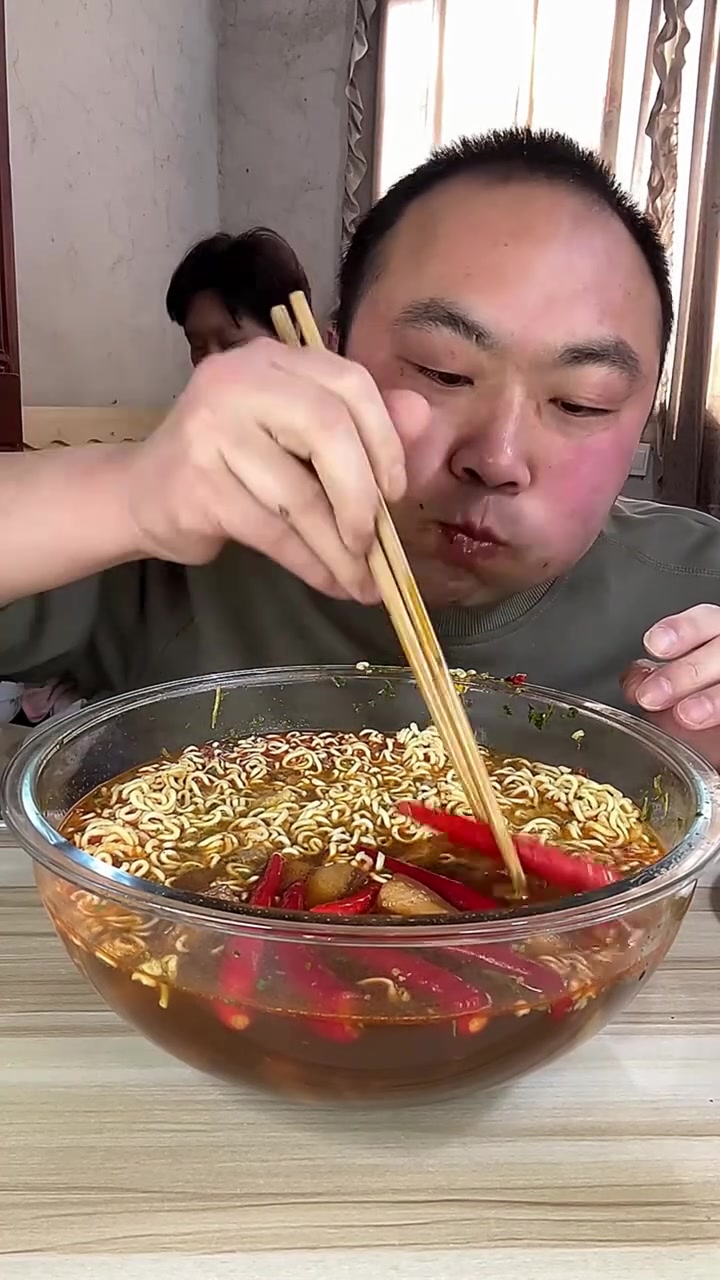 姐妹开饭五包方便面加一盘红烧肉超香