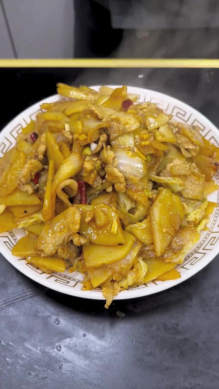 一周吃三次的白菜片炒土豆片教程,超下饭!