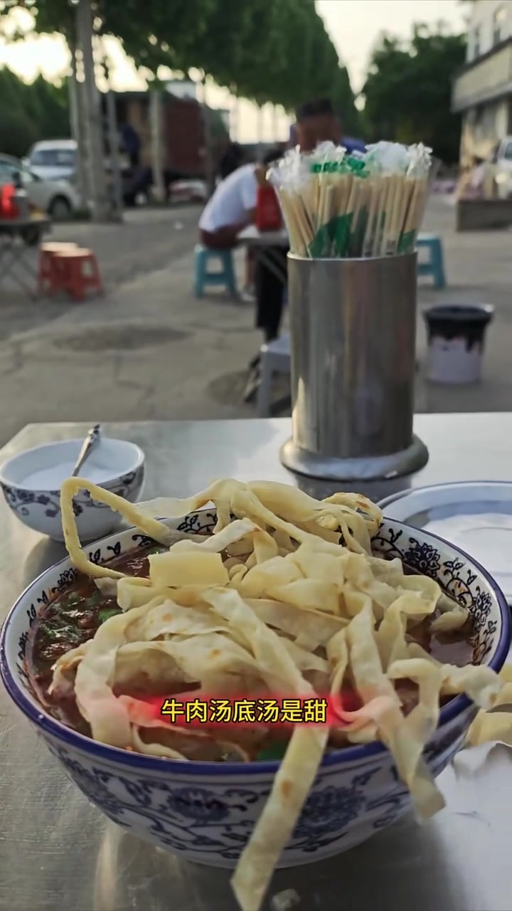 在洛阳喝牛肉汤,第一碗汤我不喜欢放辣椒,第二碗汤放辣椒泡馍