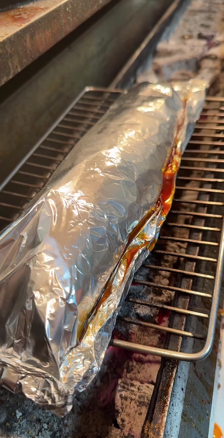 锡纸鱼详细教程。锡纸鱼汁配比：蒸鱼豉油200克，蚝油60克，鸡汁50克，鲍鱼汁50克，料酒