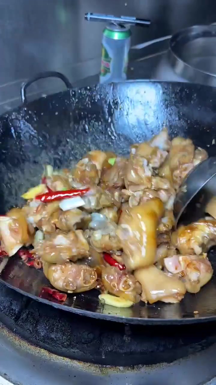 铁锅炖猪蹄~大家想吃吗？