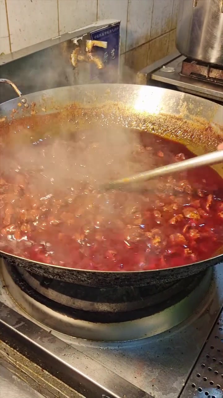 带徒弟做店里最火招牌猪肉卤，香得很！
