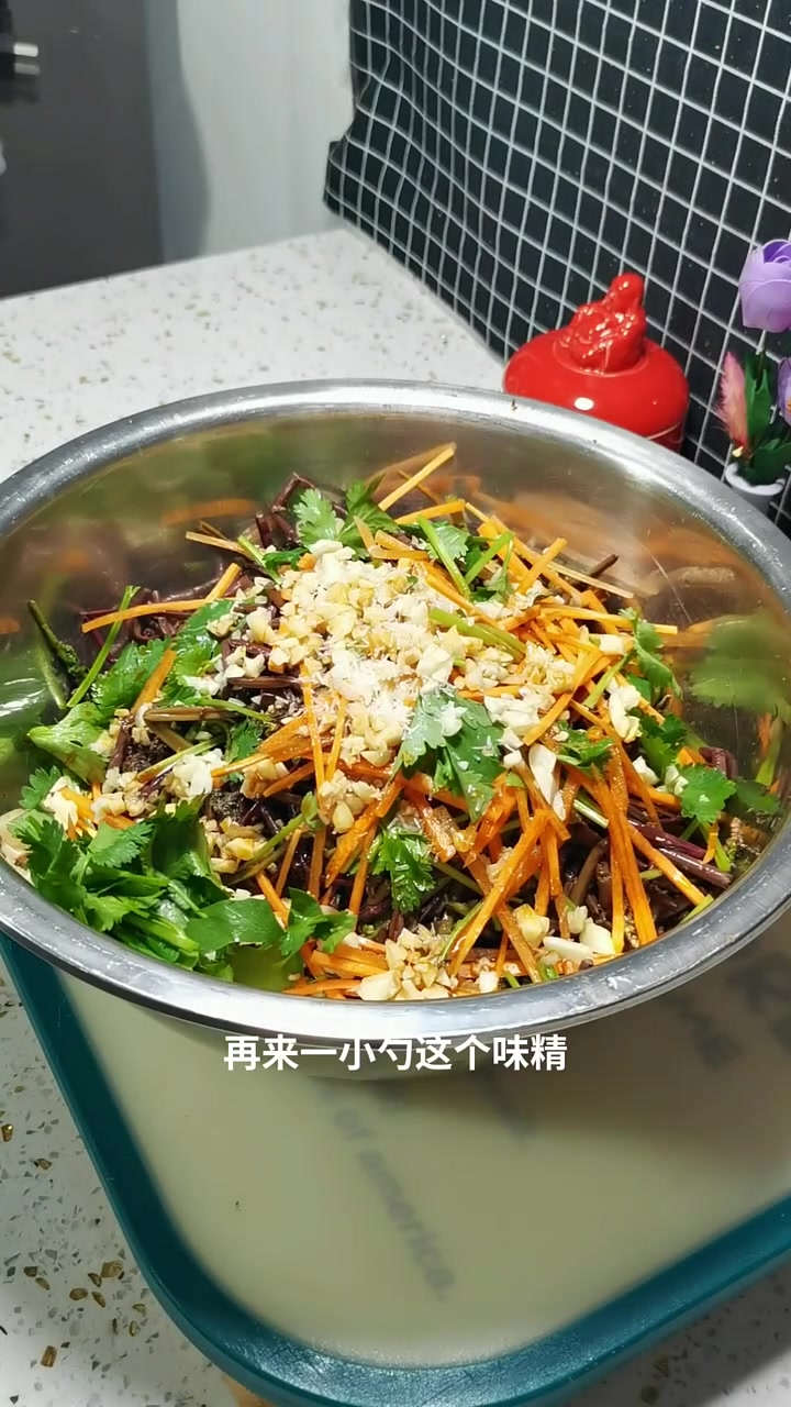 山蕨菜做法简单超美味快来试试吧！