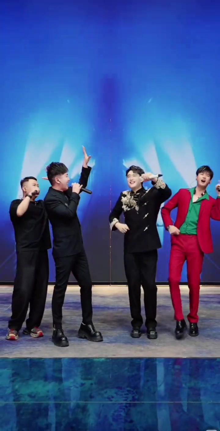 我一个八零后老腊肉和三个九零后小鲜肉同台啦,兄弟如手足,风雨同舟,患难与共。兄弟情,是彼此