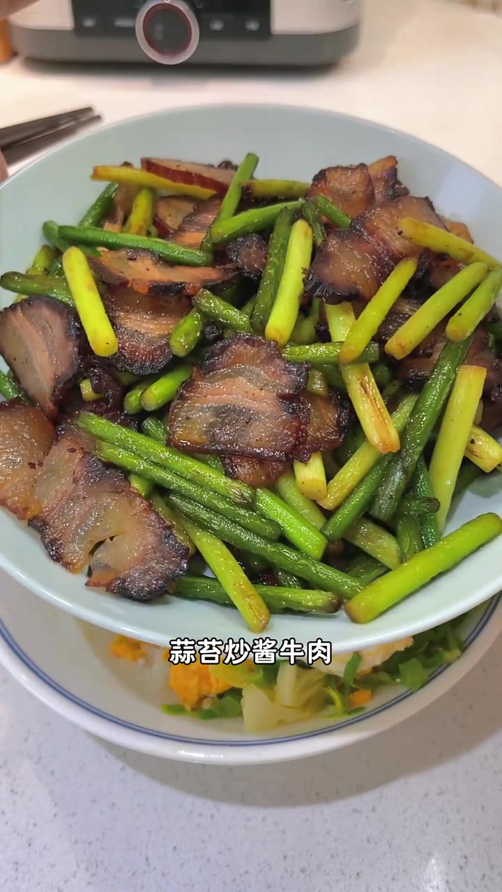 初中生的爱心晚餐:今天做了孩子很爱吃的干煸鸡丁,包菜炒鸡蛋,蒜苔炒酱油肉