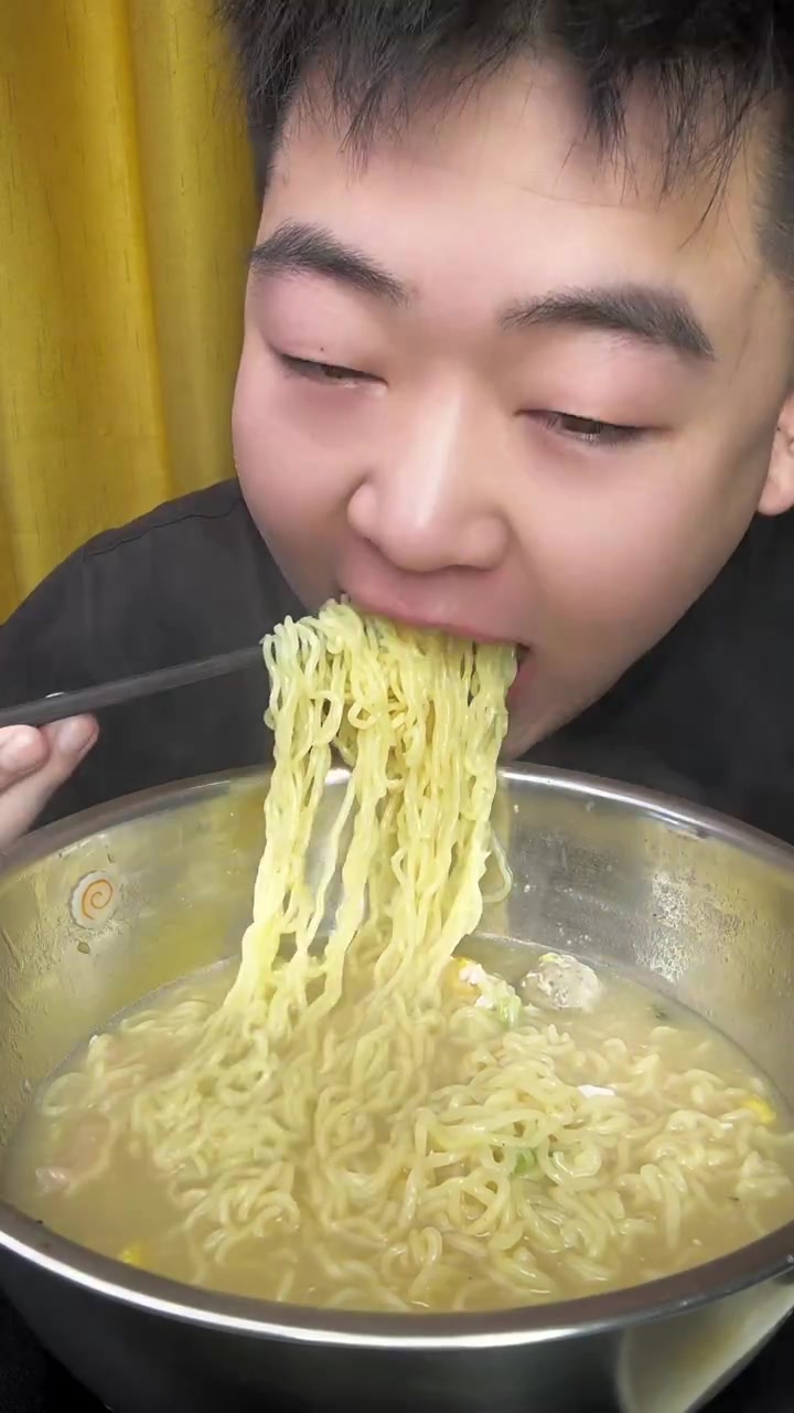 鲜虾鱼板面太咸苹果汁冰块超好喝