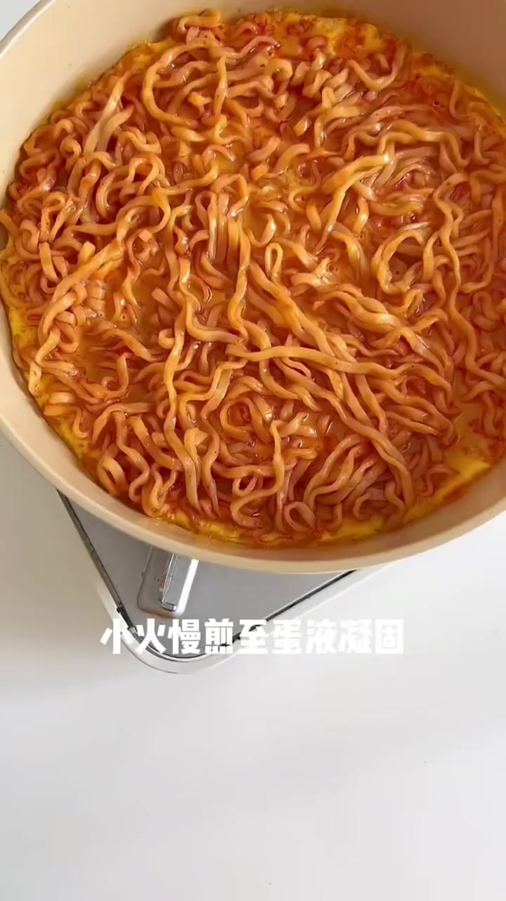 芝士年糕火鸡面披萨/无需烤箱/一个平底锅就能搞定的披萨/超长拉丝的芝士中和了火鸡面的辛辣/