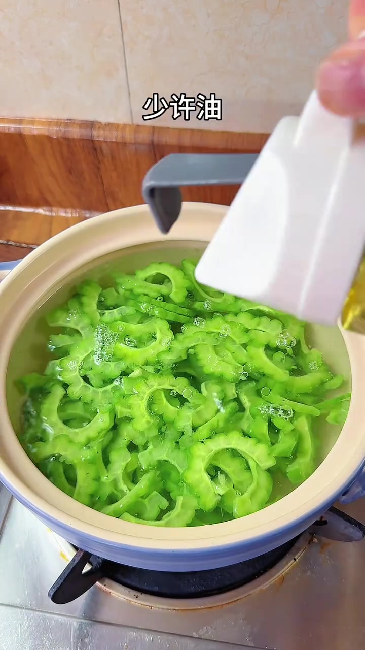 花甲苦瓜汤喝起来太舒服了,夏天经常煮汤鲜味美太好喝了