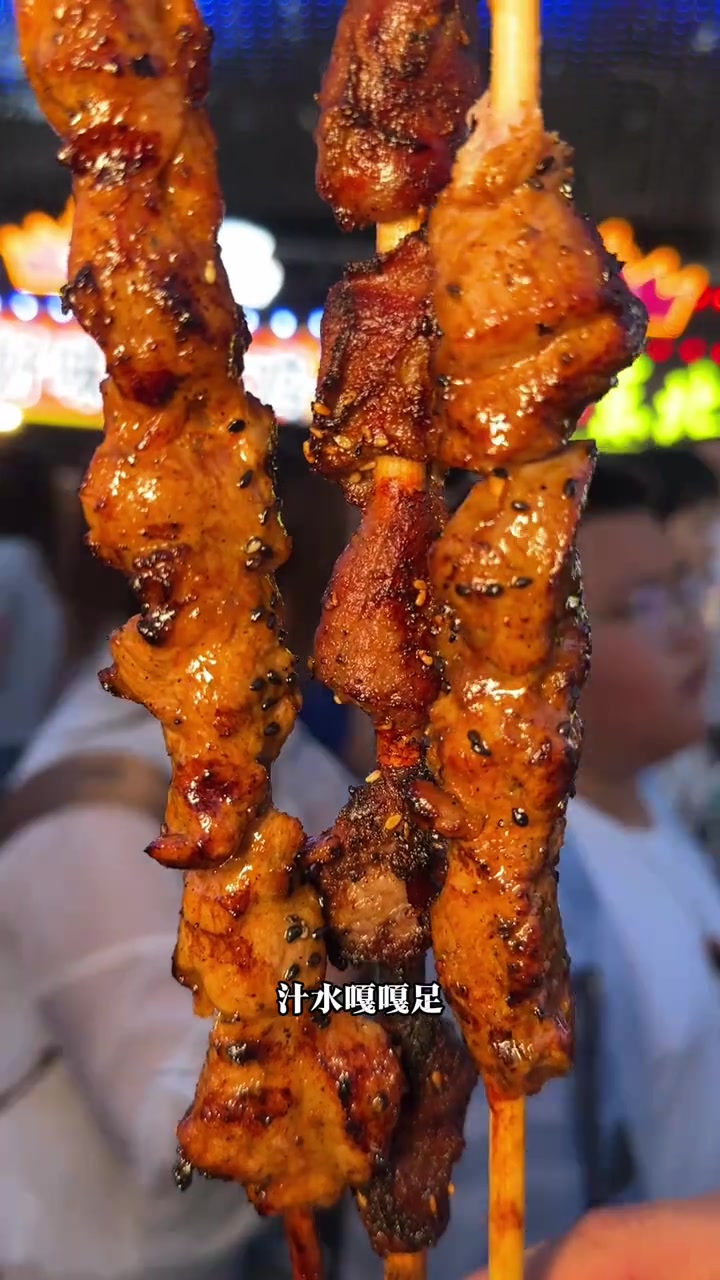 热闹夜市美食，吃上一下！