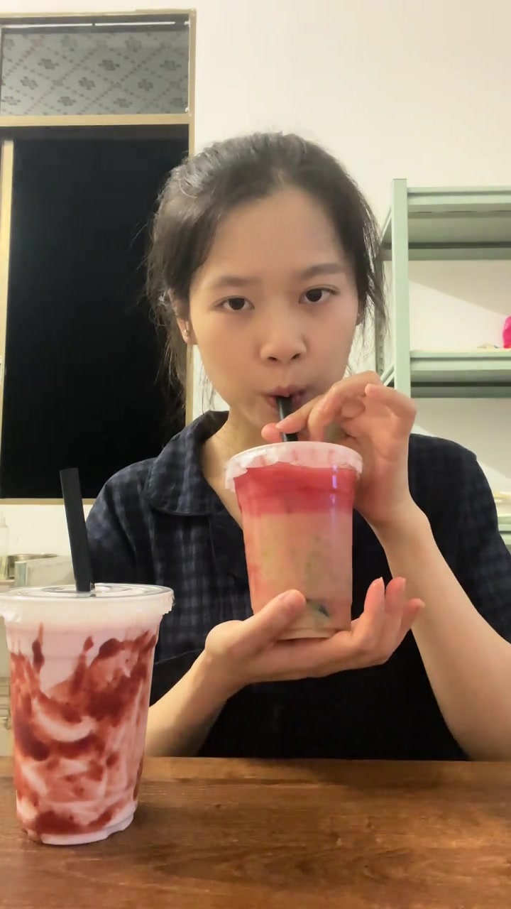 《沫同学的饮品铺子又营业咯——话梅茉莉冰茶，青提养乐多，草莓奶昔》