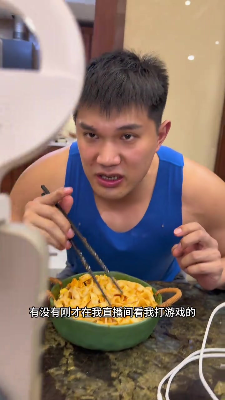 宵夜给老公安排一个番茄鸡蛋盖浇面！配上我的辣椒油永远的神！