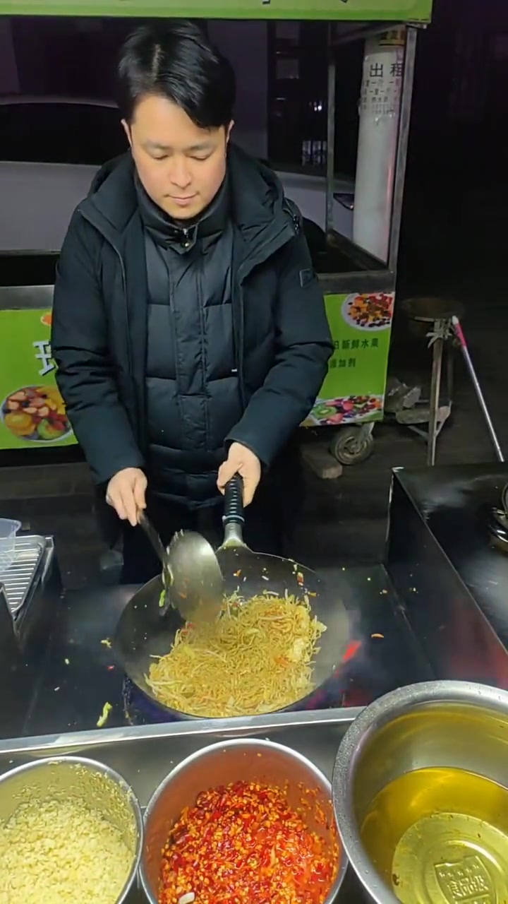 摆摊炒面五年,谋生变爱好,事业扎根热爱
